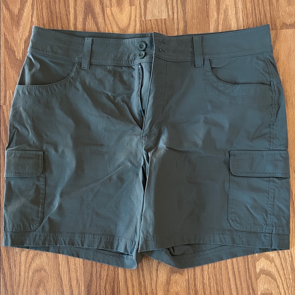 Women’s Eddie Bauer cargo pocket shorts. Olive green. Size 14.
